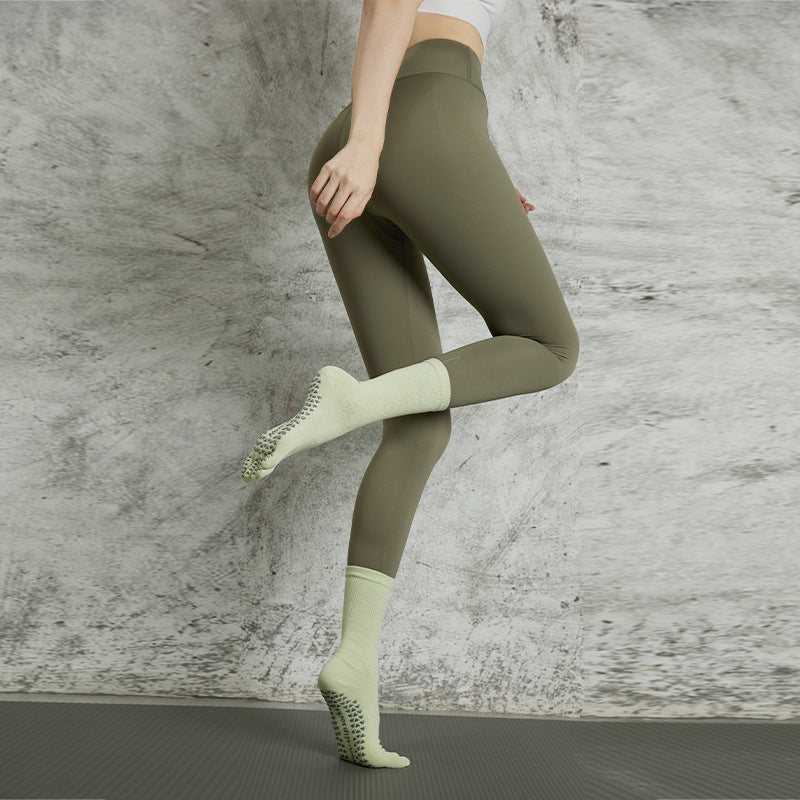 pilate grip socks, reformer pilates socks,best pilates socks, yoga gripsocks, studio socks, fitness socks, gym socks, workout socks, and barre socks, gripsocks in Canada, gripsocks in USA, Australia gripsocks