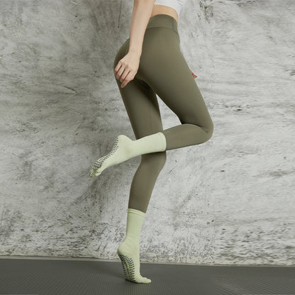 pilate grip socks, reformer pilates socks,best pilates socks, yoga gripsocks, studio socks, fitness socks, gym socks, workout socks, and barre socks, gripsocks in Canada, gripsocks in USA, Australia gripsocks